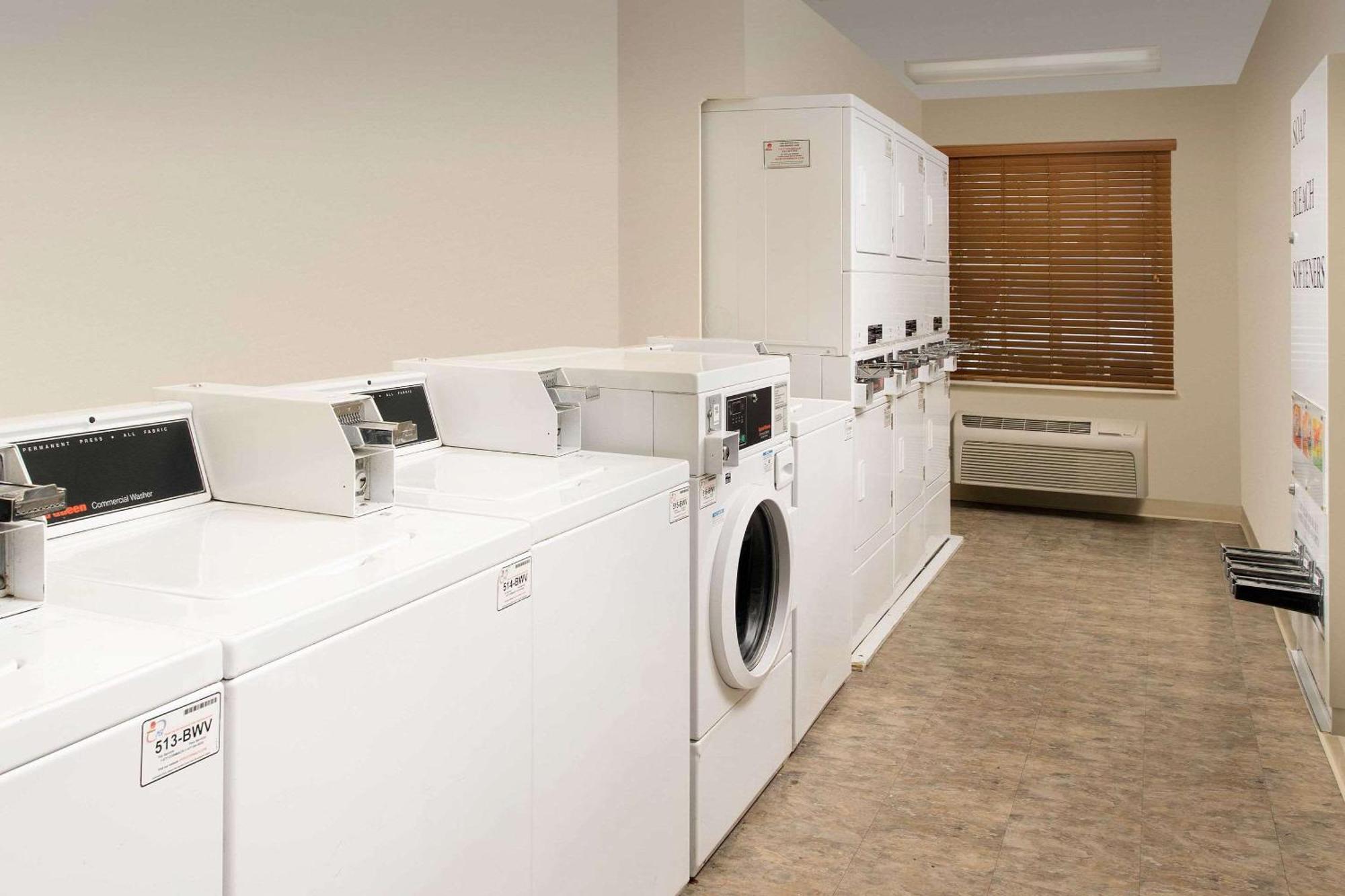 Woodspring Suites Champaign Near University Екстер'єр фото
